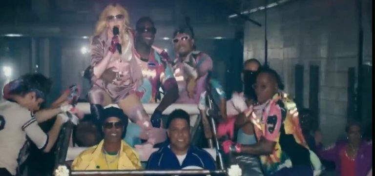 Madonna se apresenta com Ronaldo e Ronaldinho na final da Copa do Mundo