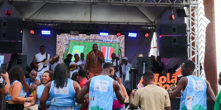 Candeias: Festa dos pescadores teve arrocha, samba raiz e pagode romântico na praça do Rio do Cunha