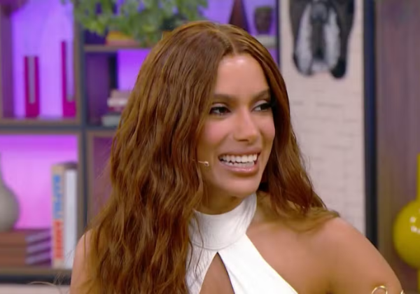 Anitta veta bebida alcoólica em trecho de show e explica regra; veja